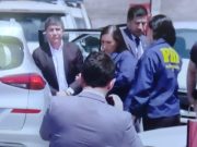 Conmoción y Expectativa: Manuel Monsalve Llegó Esposado y Escoltado al Cuartel de la PDI en Ñuñoa