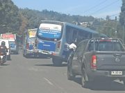 Impactante colisión deja bus colgando hacia la línea de tren en Lonco