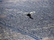 Terror en Pichilemu: Paracaidista muere al caer en pleno centro durante show aéreo