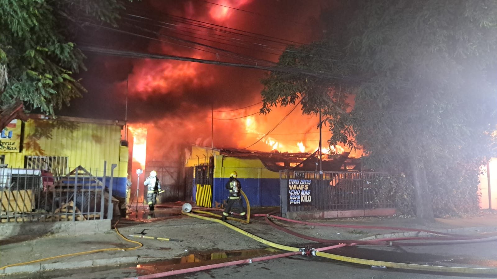 Infierno de fuego en Estación Central: voraz incendio arrasa viviendas y bodegas junto al Terminal San Borja