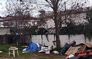 Escaló la pandereta a plena luz del día: cámaras captaron nuevo ingreso de desconocido a recinto de la Cruz Roja en Penco