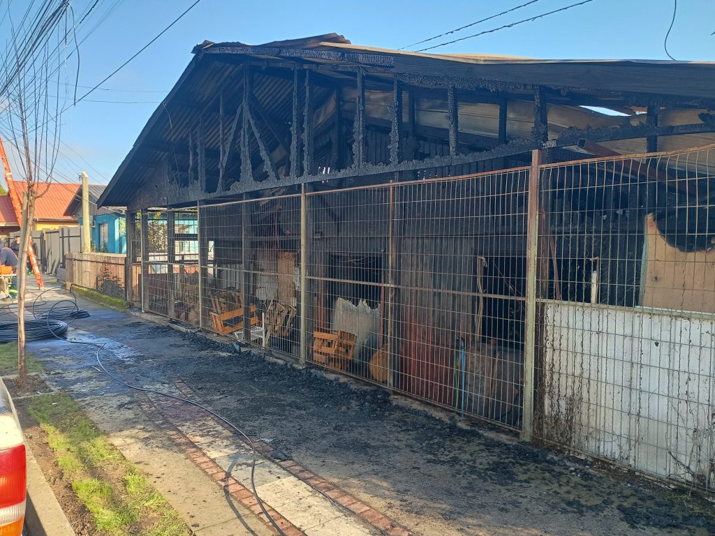 "El fuego no tuvo piedad: vivienda quedó reducida a cenizas en dramático incendio a pasos de la estación de Hualqui"