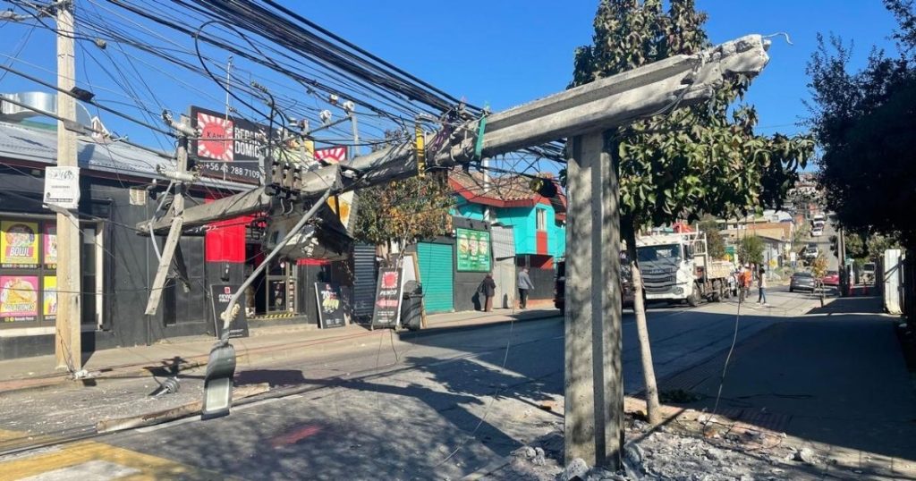 Camión derriba postes y deja sin energía a vecinos de Cerro Verde Alto en Penco