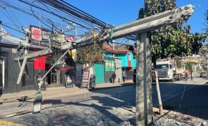 Camión derriba postes y deja sin energía a vecinos de Cerro Verde Alto en Penco