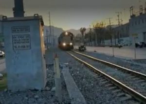 "Segundos de Terror en la Línea Férrea: Violento Impacto entre Biotren y Automóvil Deja Dos Lesionados en San Pedro de la Paz"